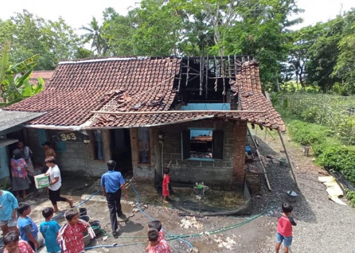 Korsleting Listrik, Rumah Warga Jombang Hangus Terbakar