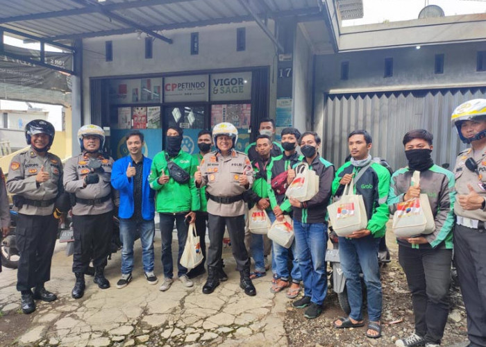  BBM Naik, Polres Wonosobo Tebar Paket Sembako ke Ojek dan Sopir Angkot