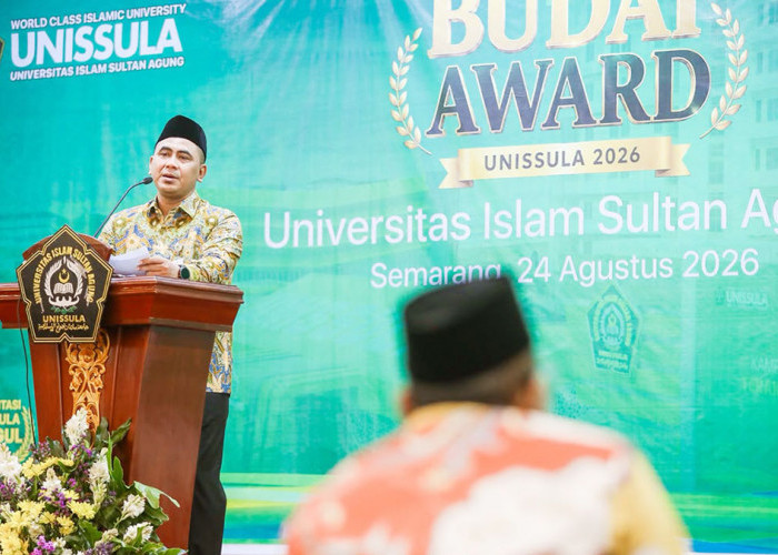 Berdayakan UMKM dan Guru Agama, Wagub Jateng Taj Yasin Raih Budai Award 2026