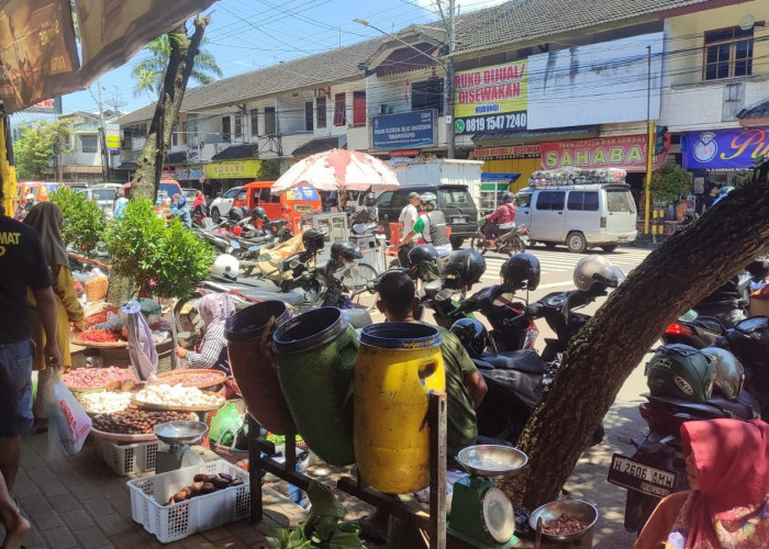 Trotoar Pasar Kliwon Temanggung Dipenuhi PKL Jelang Lebaran, Pedagang Dalam Pasar Keluhkan Pembeli Sepi