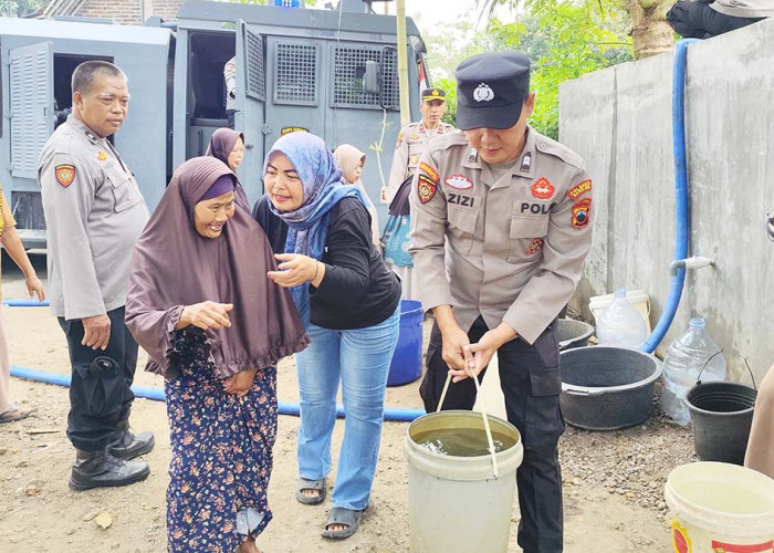 Kemarau Keringkan Lereng Menoreh, Polresta Magelang Salurkan 6.000 Liter Air