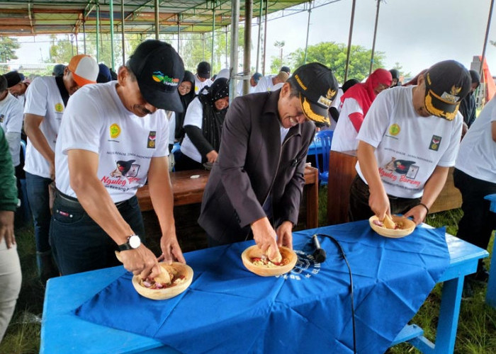 600 Petani Asal 5 Kecamatan di Wonosobo Ikut Ngulek Sambel Bawang Serentak