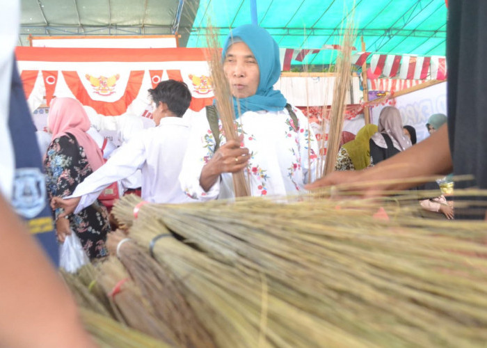 Ribuan Warga di Magelang Berburu Sapu Lidi Khas Lereng Merapi di Pameran Eksposisi Srumbung