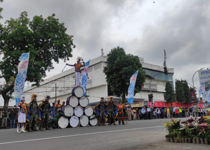 Drumband Taruna AAU Semarakkan Pandatara di Kota Magelang