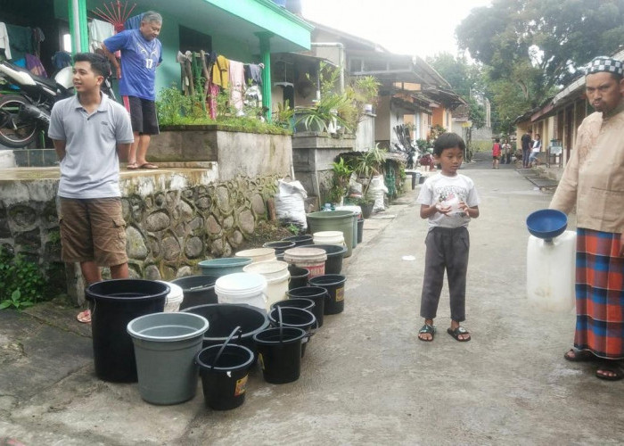 Gegara Longsor, Warga Desa Pagergunung Magelang Terisolasi Air Bersih