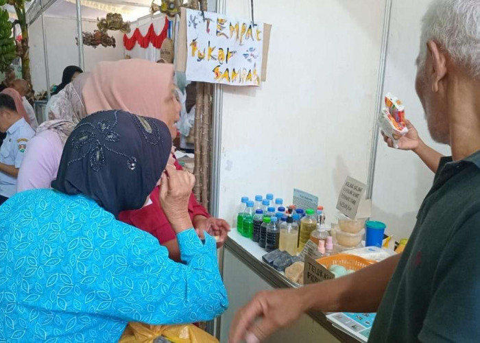 TUKAR SAMPAH. Stand penukaran sampah jadi hadiah menjadi stand teramai saat Expo Lingkungan Hidup digelar di Alun-alun Kota Magelang, Rabu (18/6).