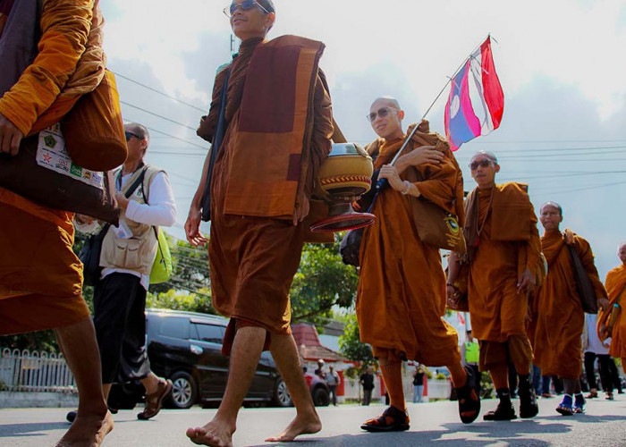 Jalan Kaki dari Bali, Rombongan 57 Bhikkhu Thudong Tiba di Magelang Jelang Waisak 2026