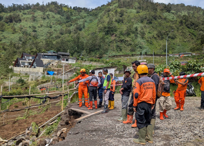 Longsor Area Parkir Sikarim Dieng Wonosobo, Lima Motor Wisatawan Terseret ke Jurang