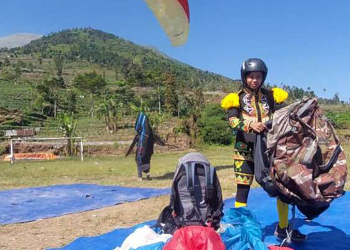 Embun, Pilot Paralayang Perempuan Pertama Purworejo Terbang Bawa Tari Dolalak di Langit Wonosobo