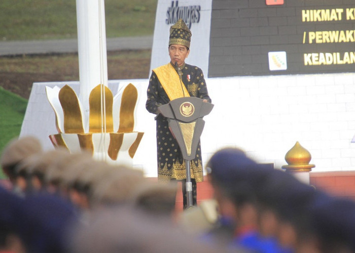 Pimpin Upacara Hari Lahir Pancasila di Lapangan Garuda Pertamina Hulu Rokan, Jokowi Kenakan Pakaian Adat Melay