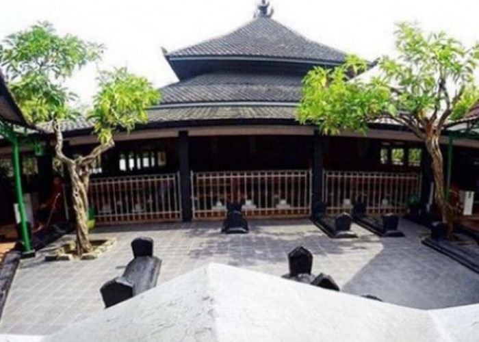 Wisata Religi Makam Sunan Kalijaga di Demak Salah Satu Makam Tokoh Penyebar Islam Di Pulau Jawa