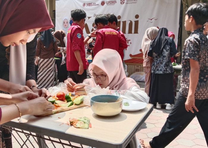 Unik, Hari Kartini SMP Mutual Magelang Diisi Lomba Menyetrika dan Pakai Dasi
