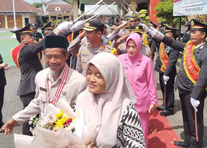 18 Personel dan PNS Polres Purworejo Purna Tugas, Dilepas dengan Tradisi Pedang Pora Penuh Haru
