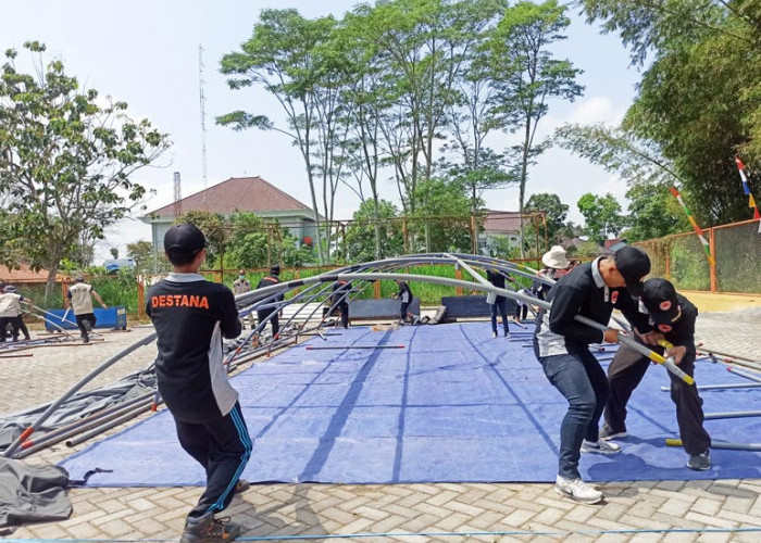 Serunya! Delapan Destana di Temanggung Adu Cepat Pasang Tenda Pengungsian