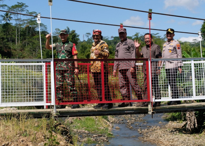 Jembatan Perintis Garuda Rampung, Warga Batursari Tak Lagi Jauh Bawa Hasil Panen