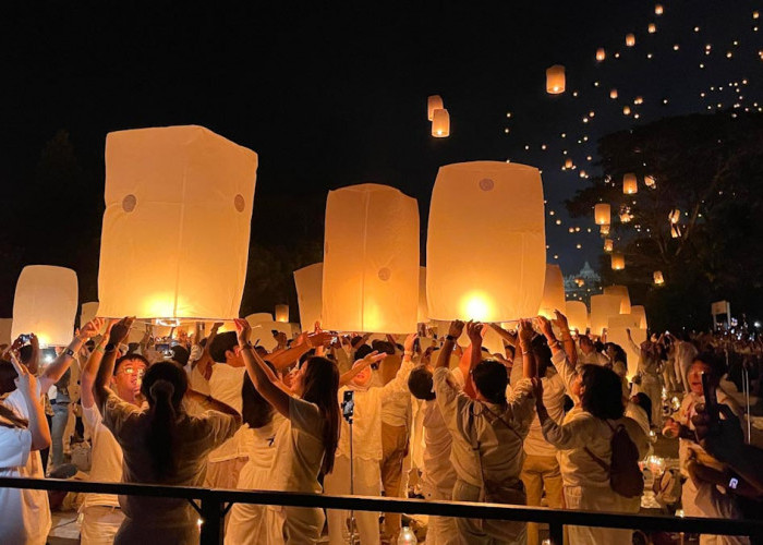 Cahaya 2.570 Lampion Terangi Langit Candi Borobudur Magelang Saat Perayaan Puncak Waisak 2026