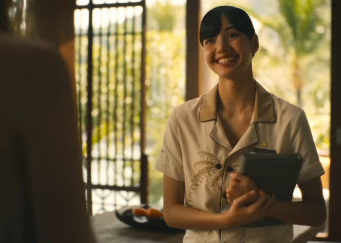 Lisa menyambut tamu turis yang datang di Hotel White Lotus