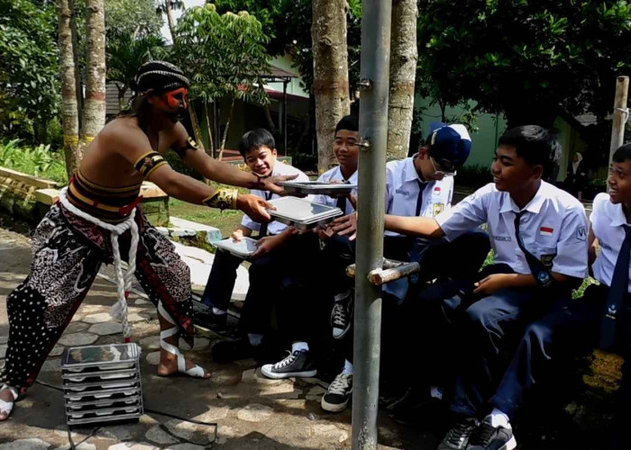 Petugas MBG di Temanggung Pakai Kostum Warok, Antar Makan Bergizi Jadi Hiburan Siswa SMP