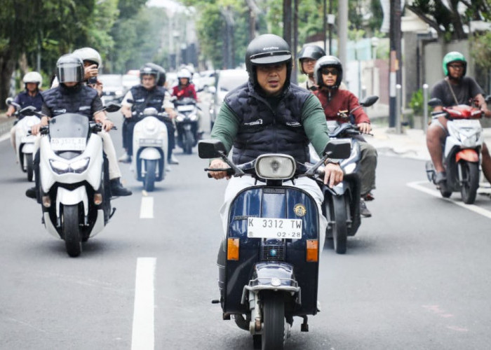 Taj Yasin Sidak SPBU Naik Vespa Pastikan Ketersediaan BBM Jateng Aman