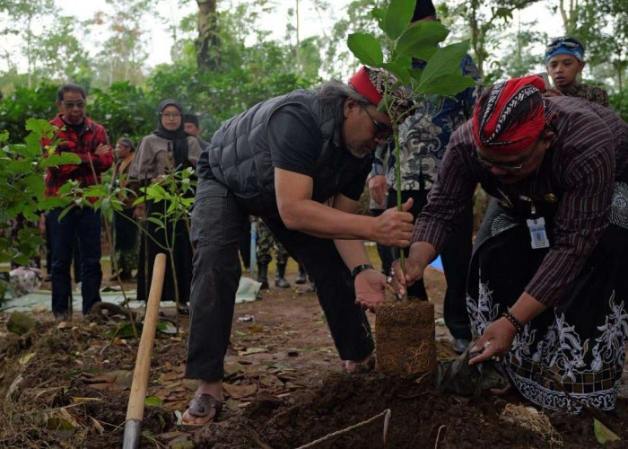 Nyadran di Desa Lowunu Temanggung, Bupati Agus Setyawan Tanam Pohon sebagai Simbol Merawat Alam dan Leluhur