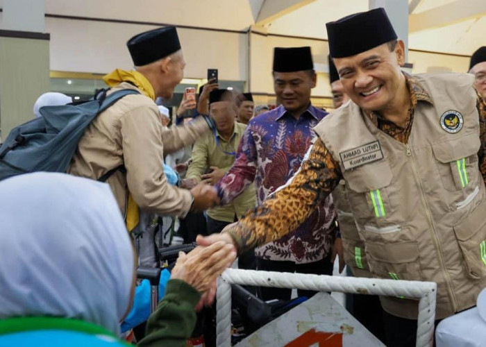 Tiba di Tanah Air, Ahmad Luthfi Sambut Jemaah Haji Kloter 1 Debarkasi Solo