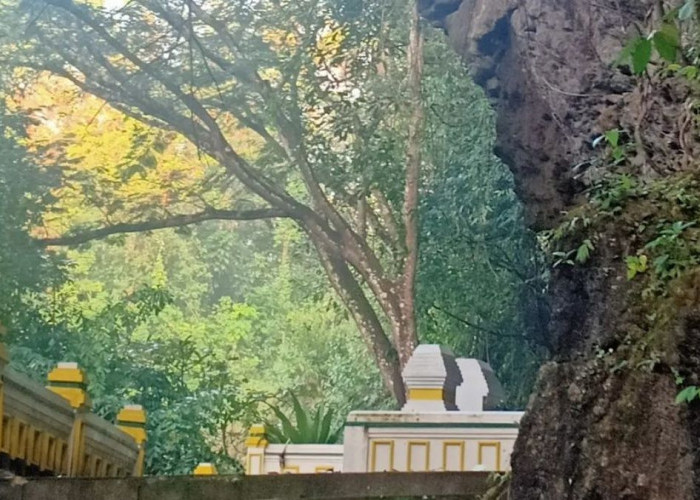 Gua Selarong merupakan Gua bersejarah yang menceritakan tentang perang Pangeran Diponegoro melawan Belanda