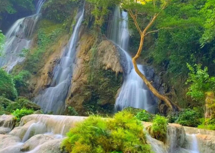 Indahnya Air Terjun Sri Gethuk Yogyakarta yang di kelilingi Tebing Karst dan Vegetasi Hijau yang Tampak  Asri
