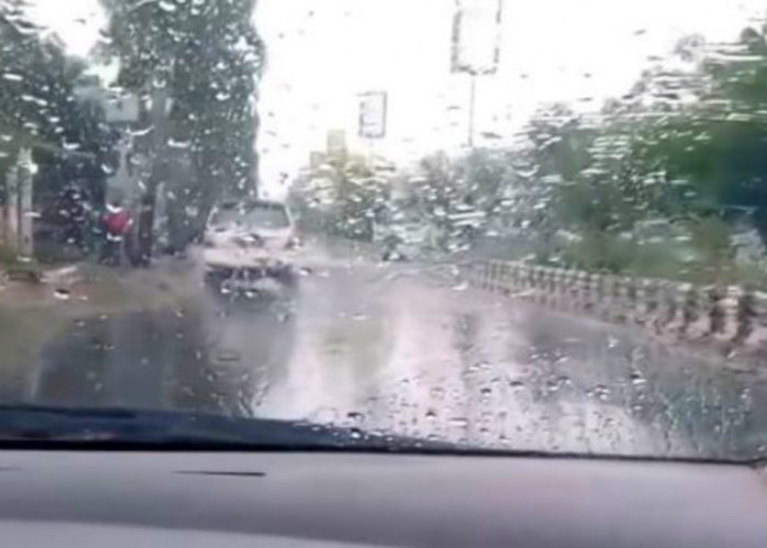 Terpaksa Naik Mobil di Tengah Hujan Lebat?Perhatikan Tips Atasi Kaca Mobil Berembun agar Perjalanan Tetap Aman