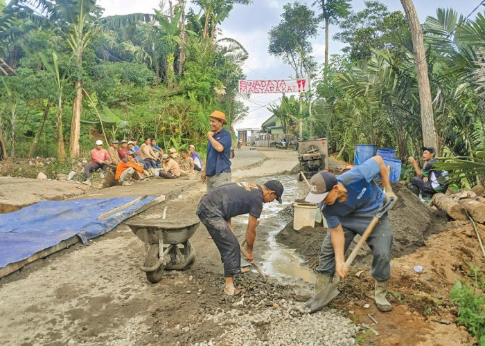 Kesal! Satu Dekade Tak Diperbaiki, Warga Aksi Swadaya Cor Jalan Kabupaten 