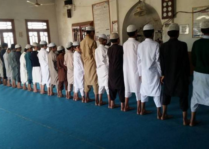 Catatan Penting Tentang Merapatkan Shaf Shalat yang Diremehkan Umat Muslim