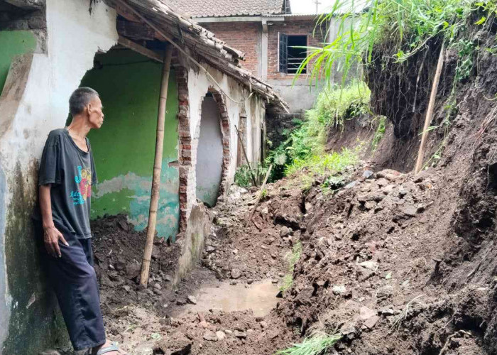 Hujan Deras Picu Longsor di Krajan 1 Secang, Rumah Warga Ambruk dan Alami Kerugian Rp20 Juta
