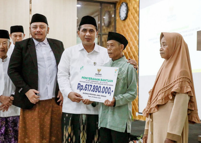 Hari Santri 2026, Wagub Jateng Taj Yasin Kucurkan Bantuan RTLH dan Jamban Ratusan Juta di Tegal