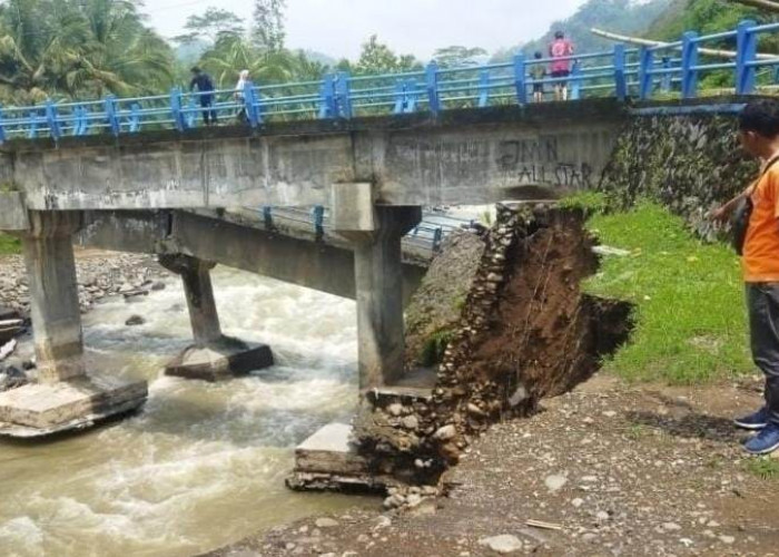 Akses Warga Terhambat, Jembatan Penghubung Desa Kragilan-Girimulyo Purworejo Ambrol