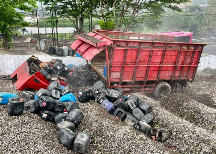Truk Pengangkut Bahan Kimia Diduga Rem Blong di Kertek Wonosobo, Sopir Luka Bakar