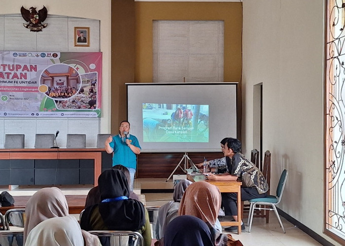 Pemaparan materi dari Ibu Ida Sulistiyaningrum, Bank Sampah Arum Sari Desa Kenalan. 