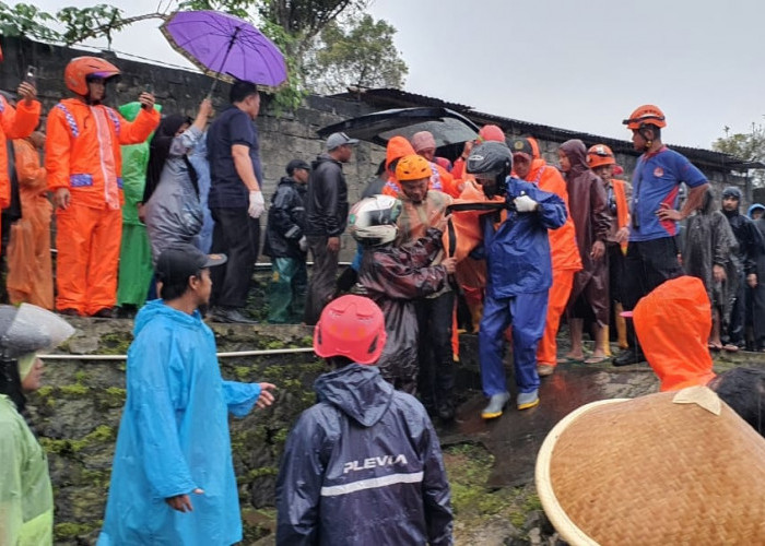 Dua Nyawa Melayang Diterjang Banjir di Temanggung, Suami Istri Hanyut Saat Pulang dari Ladang