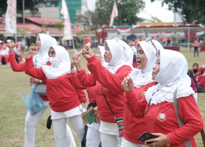 Keceriaan Ribuan Lansia Ikuti Senam Bersama di Alun-alun Magelang 