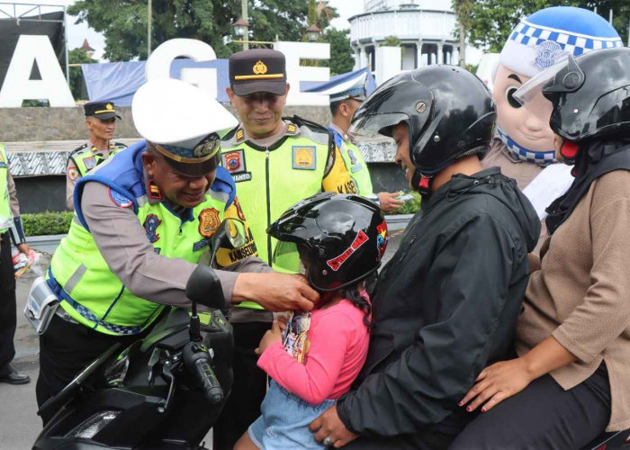 Operasi Zebra 2025, Polres Magelang Kota Berikan Helm ke Pengguna Jalan