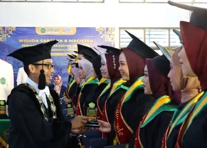 UMPWR Perdana Wisuda Lulusan Program Magister, Kepala Dinas PUPR Jadi Wisudawan Sarjana Tertua