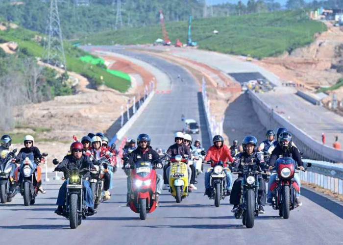 Jokowi Naik Motor Gede Jajal Jalan Tol Baru di IKN Bareng Raffi Ahmad