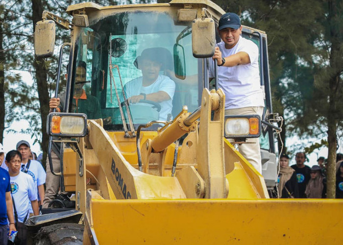 Aksi Ahmad Luthfi Kendarai Alat Berat Bersihkan Sampah Tandai Gerakan Jateng ASRI