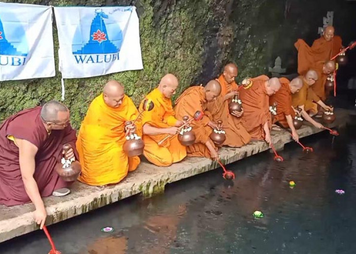 200 Biksu Ambil Air Berkah di Umbul Jumprit