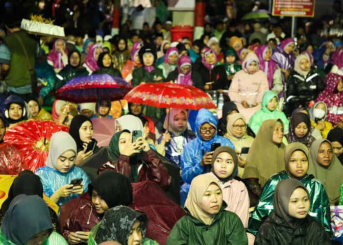 Ribuan Santri Hadiri Jateng Bersholawat di Kudus, Hujan Tak Surutkan Semangat