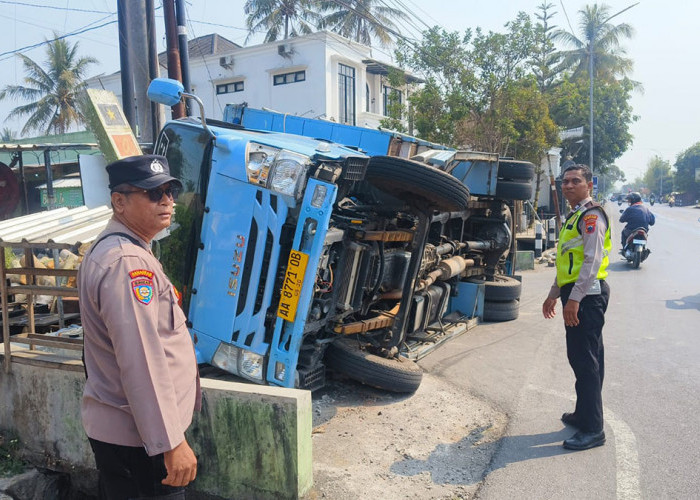 Gagal Nyalip, Truk Tabrak Motor hingga Terguling di Mungkid Magelang