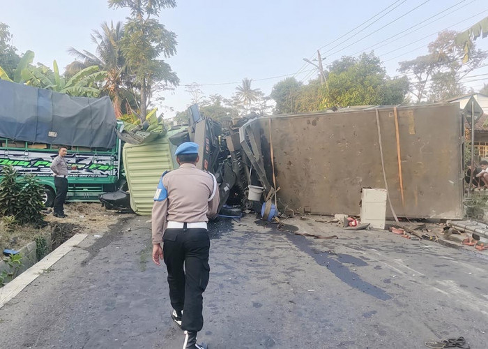 Kecelakaan Beruntun di Turunan Rujak Asem Temanggung, Truk Tronton Terguling