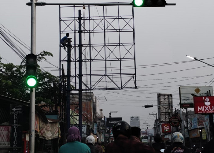 Baliho Besar di Kabupaten Tegal Mebahayakan Pengguna Jalan