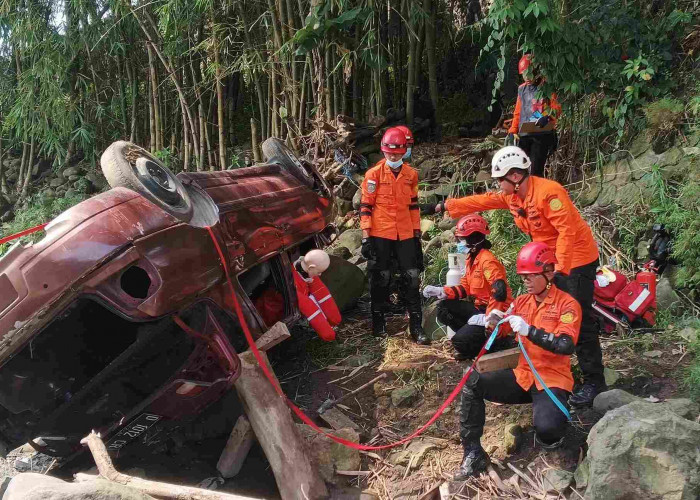 Personel Basarnas Semarang Berlatih Tangani Korban Kecelakaan di Kabupaten Magelang