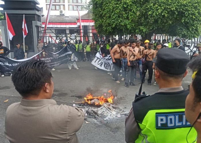 Mahasiswa Unjuk Rasa di Gedung DPRD Temanggung, Kawal Regulasi Pilkada