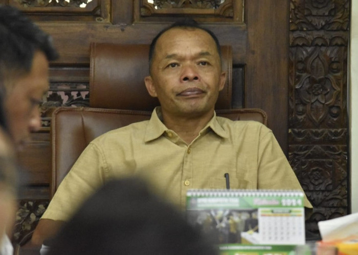 Anggota DPRD Kabupaten Tegal dari Fraksi Golkar Nuridin saat mengikuti rapat di ruang komisi. Foto: YERI NOVELI/RADAR SLAWI