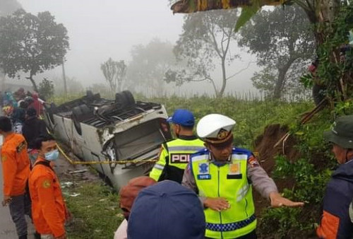 Bus Berpenumpang Pendaki Gunung Terperosok, 25 Orang Dilarikan ke RS